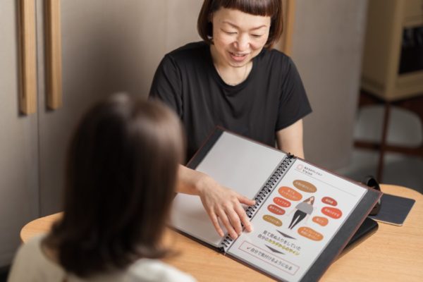 サンナナサロンの前田晴代が体質改善のカウンセリングをしている写真
