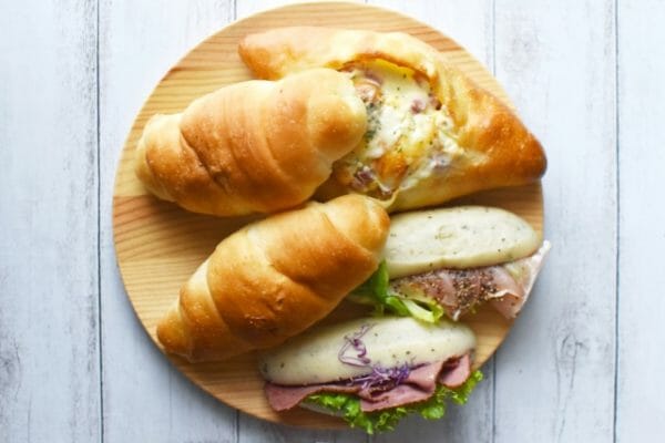 血糖値を急上昇させる原因である砂糖や小麦粉をつかったパンのイメージ