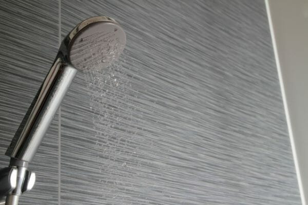 刺激となってアドレナリンを分泌させて私たちの目を覚ましてくれる熱いシャワーのイメージ