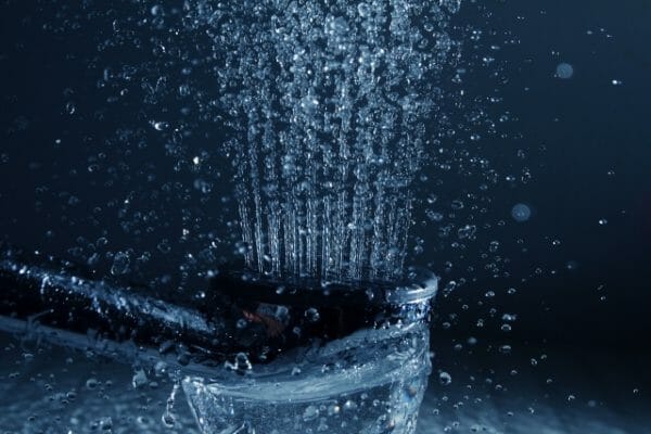 アドレナリンが分泌される熱いシャワーのイメージ