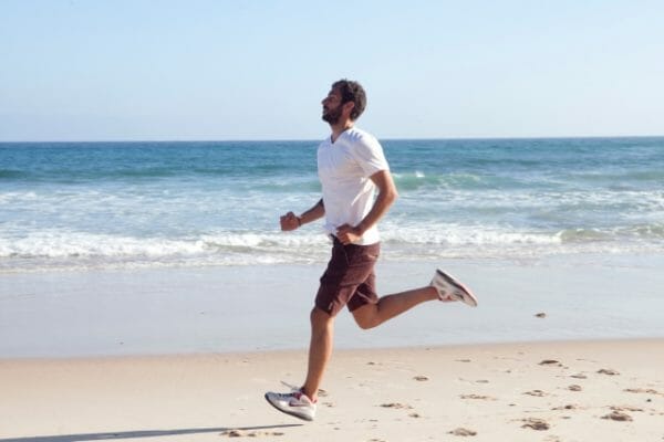 体温が低くてランにぐする男性のイメージ