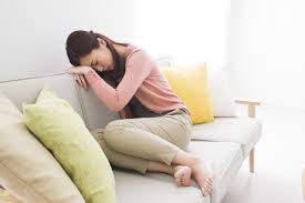 貧血持ちでひどい生理痛に悩む女性のイメージ