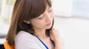 生理を引き起こす黄体ホルモンのせいで仕事に集中できない女性のイメージ