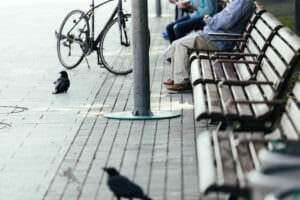 貧血で認知症の症状が出やすい老人たちのイメージ