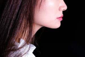 ニベアを使用している女性のイメージ