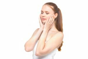 栄養状態が悪いとすぐに肌がカサカサになったり爪が割れたりする女性のイメージ