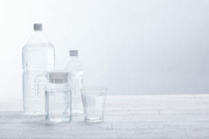 すぐにカビが発生するペットボトルのイメージ