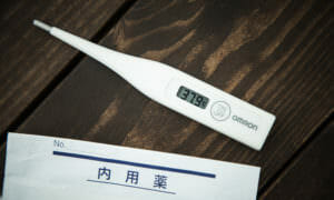 貧血がいろんな体調不良に関係していることを表す体温計の画像