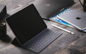 コーヒーを飲んで仕事をするときのパソコンのイメージ