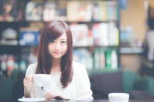 周産期（妊娠期）なのでコーヒーを控えている女性のイメージ