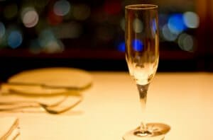 毎日が外食で野菜が不足気味の食生活のイメージとしてシャンパンの画像