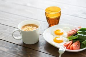 肝臓に負担をかけるアルコールを含んだ食事のイメージ