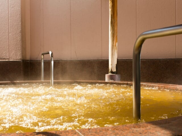 良い睡眠のための湯船につかった入浴のイメージ