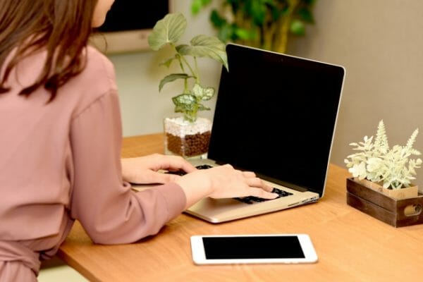 ストレスと生理不順の関係について検索する女性のイメージ