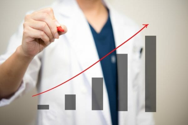 なぜ会議中や食後に眠気に襲われるのか調べている男性のイメージ