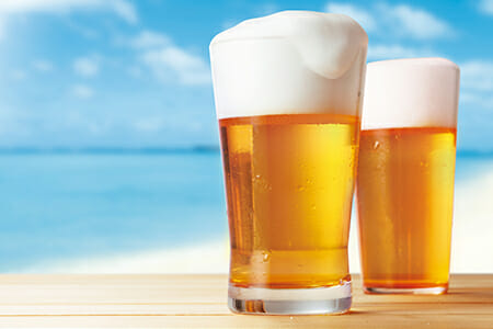 ビールを飲むと肝臓がアルコールの処理をしなくてはいけなくなり日焼けをしてしまうイメージとしてビールの画像