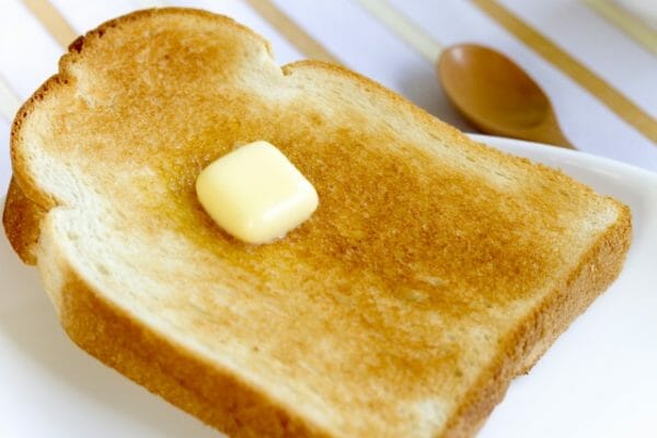 現代人が小麦を摂取し過ぎているイメージとしてパンの画像