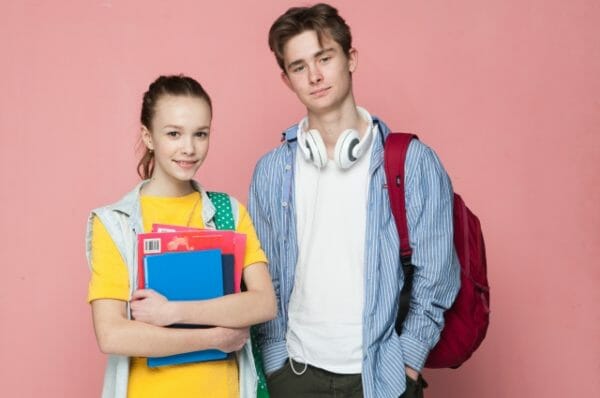 先生からの好感度が上がり学校へ行くのが楽しくなった学生のイメージ