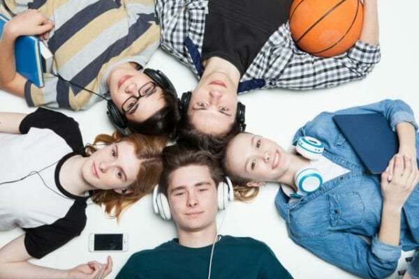 身長を気にする思春期の子供たちの画像