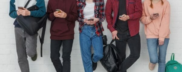 友達関係や授業についていけないせいでストレスを抱える学生の画像