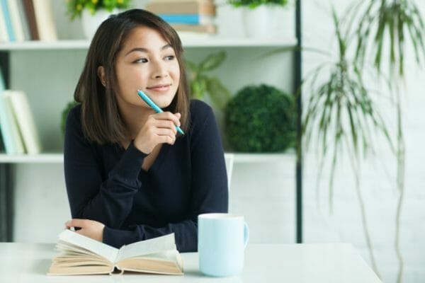 コラーゲン不足で肌が炎症する女性のイメージ