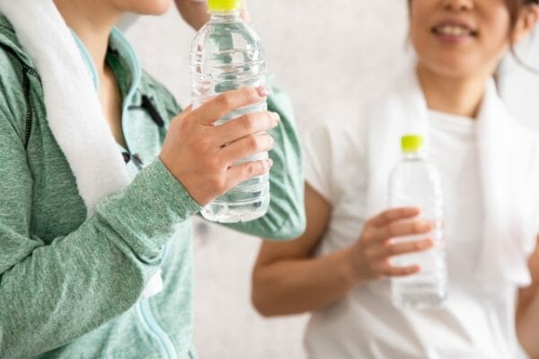 代謝をよくするために酵素を取り入れようとする人のイメージ