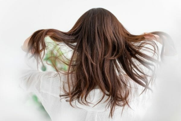 爪や肌の材料であるタンパク質が不足している女性のイメージ