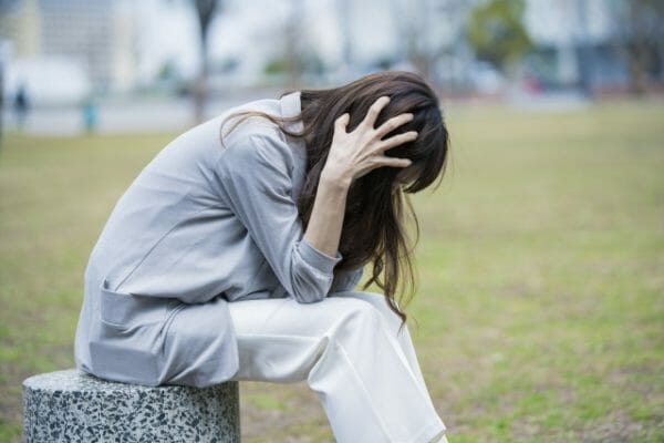 ストレスで自律神経が乱れている女性のイメージ