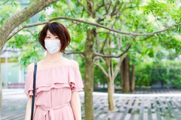 コロナのマスク生活でストレスを抱える女性のイメージ