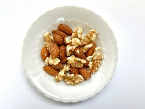 マグネシウムや食物繊維が豊富で良質な油をたくさん含んでいるので便秘解消に効果のあるアーモンドの画像