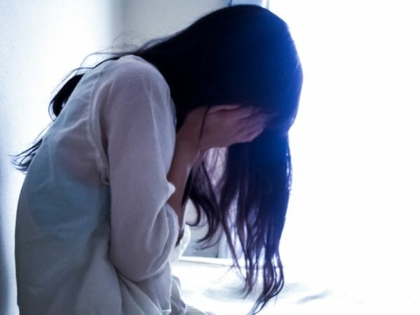 貧血を持っている女性がヨガをした後にしんどくなっている様子