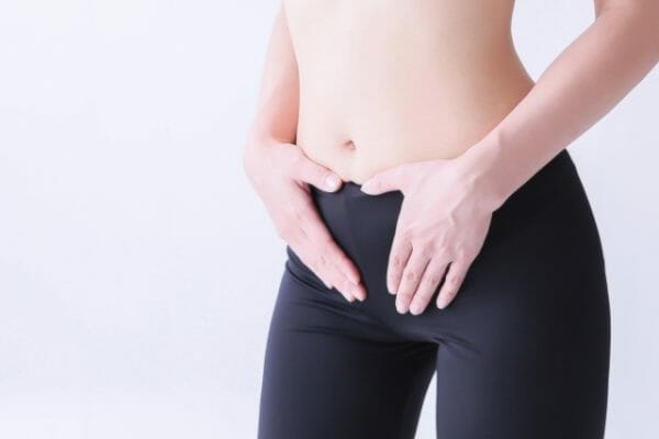 便秘のぽっこりおなかに悩む女性の画像