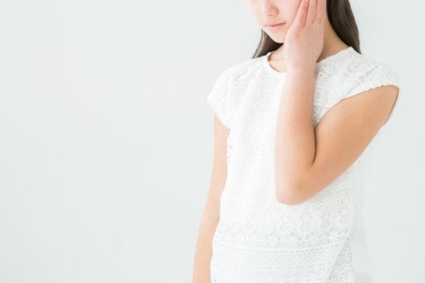 免疫力が低下して吹き出物が出るメカニズムがわからず悩む女性のイメージ