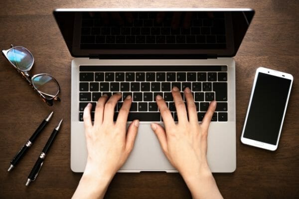 ひらめきを加速させる脳内物質はアセチルコリンだと検索している男性のイメージ