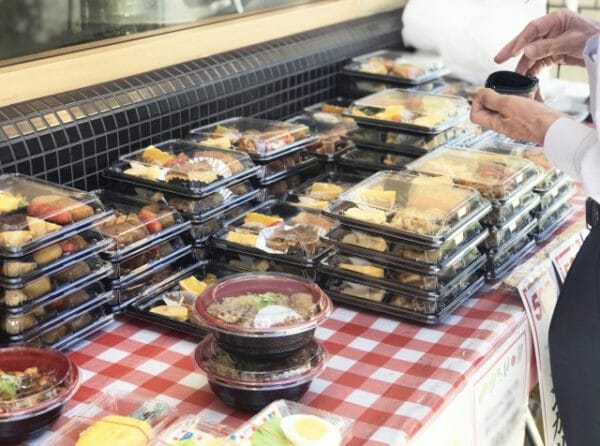 血糖値が急上昇するので満腹になるまでドカ食いすることを避けたい炭水化物のイメージ