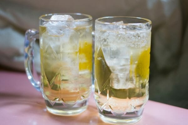 薄い血液の状態である貧血を説明するためのハイボールの濃さをイメージさせる写真