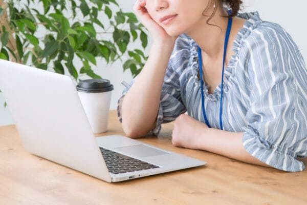 更年期と自律神経の乱れが関係しているのか検索する女性のイメージ