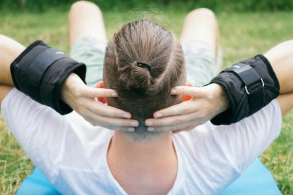 激しい運動の後眠れない女性のイメージ