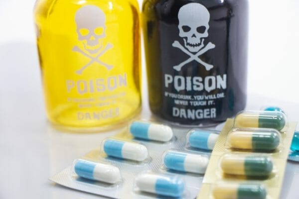 定価が安いのに何倍もの値段をつけて販売している信頼できないサプリメントのイメージ