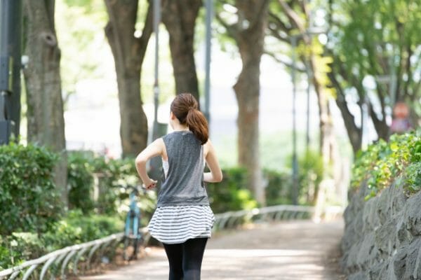 食後血糖値を上げないために食後に運動することが良いことを示すイメージ