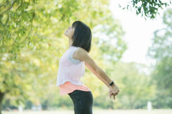 貧血の女性が正しいリラックス法を実践しているイメージ