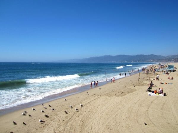 アトピー性皮膚炎の人が「海に入ったら痒みがマシになる」海のイメージ