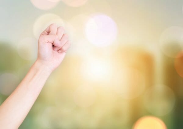 エナジードリンクを飲まずに眠気から解放する方法を知り喜んで拳を突き上げているイメージ