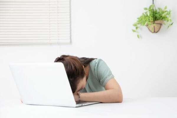 インスリンのせいで急激な眠気に襲われている女性のイメージ