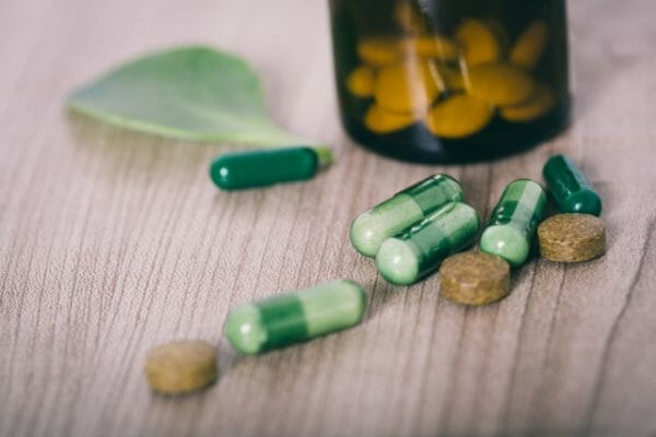 粉末・錠剤・カプセルという形態のサプリメントのイメージ