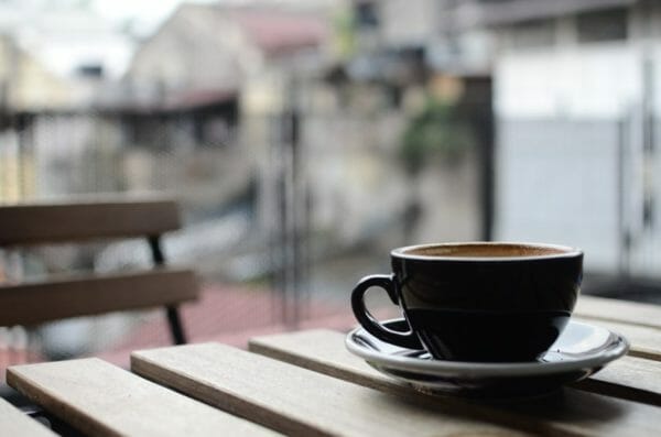 緑茶やコーヒーに含まれるタンニンが鉄分の吸収を妨げるのかを説明するイメージ