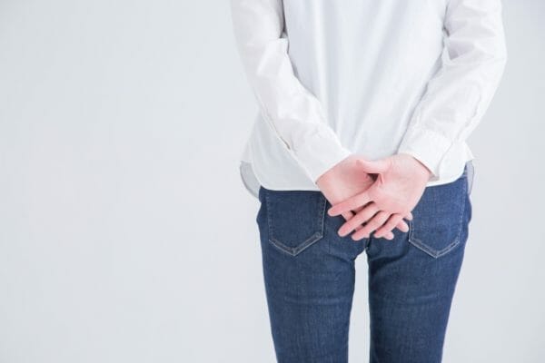 ジャンプするたびに尿漏れしてしまう女性のイメージ