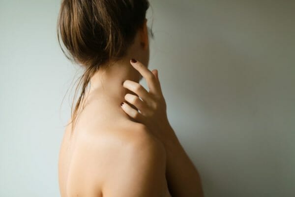 冬になると酷くなる肩こりで悩んでいる女性のイメージ