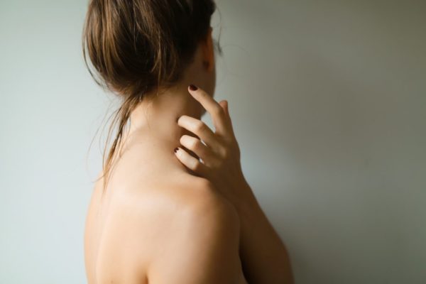 炎症の痛みや痒みで悩んでいる女性のイメージ