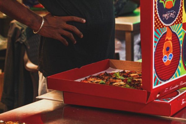 糖質が高いから健康のために食べるか迷っている男性の画像